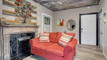 Condo, 1 cama Queen size, patio, vista al jardín (Unit #4 (117 Marion St)) | Área de sala de estar