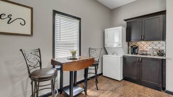 Casa, 1 cama Queen size y sofá cama, patio, vista al jardín (117 Marion St) | 1 habitación, decoración personalizada y muebles diferentes