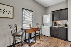 Rumah, 1 Tempat Tidur Queen dengan tempat tidur Sofa, patio, pemandangan kebun (117 Marion St) | 1 kamar tidur dan didekorasi berbeda-beda