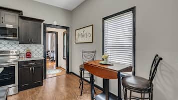 Rumah, 1 Tempat Tidur Queen dengan tempat tidur Sofa, patio, pemandangan kebun (117 Marion St) | Dapur pribadi