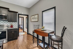 House, 1 Queen Bed with Sofa bed, Patio, Garden View (117 Marion St) | Private kitchen