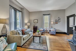 House, 1 Queen Bed with Sofa bed, Patio, Garden View (117 Marion St) | Living area