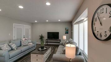 House, Multiple Beds, Patio, Garden View (Residence (1335 Whitt Ln)) | Living area