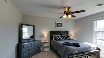 House, Multiple Beds, Patio, Garden View (The Loft (1335 Whitt Ln)) | 7 bedrooms, individually decorated, individually furnished, bed sheets