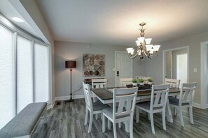 Talo, useita sänkyjä, patio, näköala puutarhaan (Residence (1335 Whitt Ln)) | 7 makuuhuonetta, yksilöllisesti sisustettu, yksilöllisesti kalustettu