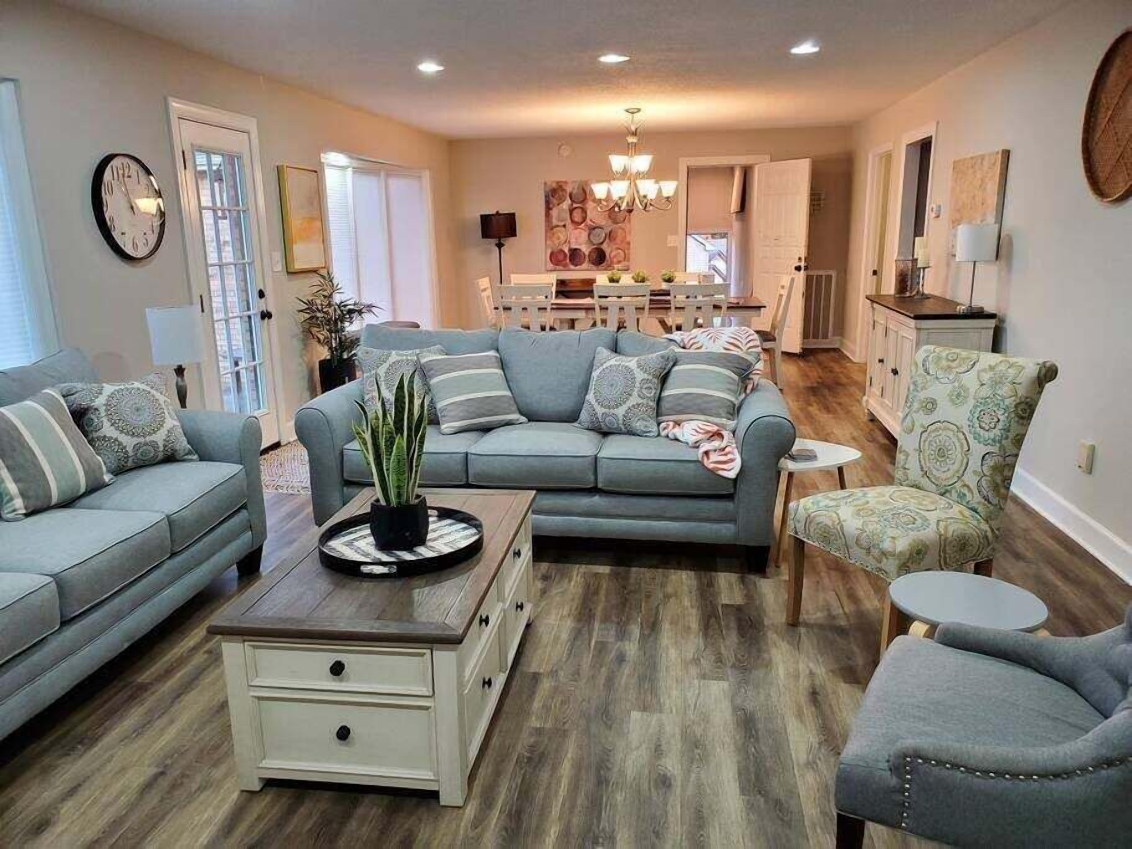 Casa, varias camas, patio, vista al jardín (Residence (1335 Whitt Ln)) | Área de sala de estar