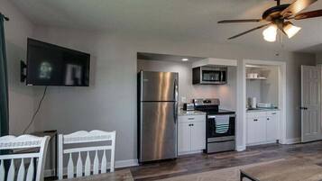 House, Multiple Beds, Patio, Garden View (The Loft (1335 Whitt Ln)) | Private kitchen