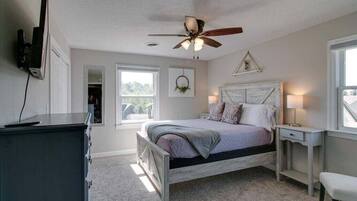 Rumah, Beberapa Tempat Tidur, patio, pemandangan kebun (Whole Home (1335 Whitt Ln)) | 7 kamar tidur dan didekorasi berbeda-beda