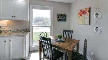 Casa, varias camas, patio, vistas al jardín (Residence (1335 Whitt Ln)) | Vistas desde la habitación