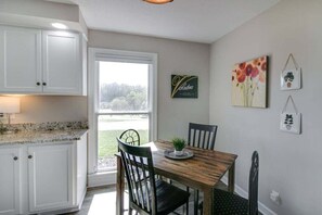 Casa, varias camas, patio, vistas al jardín (Residence (1335 Whitt Ln)) | Vistas desde la habitación