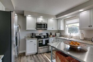 Casa, várias camas, varanda, vista para o jardim (Whole Home (1335 Whitt Ln)) | Cozinha privada