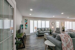 منزل - عدة أسرّة - برواق - منظر للحديقة (Whole Home (1335 Whitt Ln)) | منطقة المعيشة