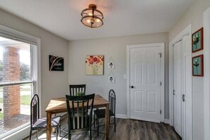 منزل - عدة أسرّة - برواق - منظر للحديقة (Whole Home (1335 Whitt Ln)) | 7 عدّة غرف نوم وبديكورات فريدة لكل غرفة وطراز فريد لكل وحدة