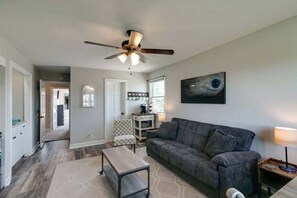 Casa, várias camas, varanda, vista para o jardim (Whole Home (1335 Whitt Ln)) | Área de estar