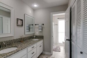 Casa, varias camas, patio, vista al jardín (Residence (1335 Whitt Ln)) | Baño | Toallas 