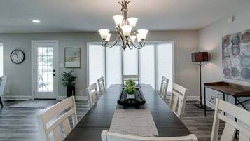 Rumah, Beberapa Tempat Tidur, patio, pemandangan kebun (Residence (1335 Whitt Ln)) | 7 kamar tidur dan didekorasi berbeda-beda