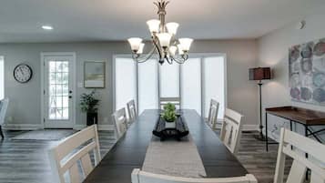 Casa, várias camas, varanda, vista para o jardim (Whole Home (1335 Whitt Ln)) | 7 quartos, individualmente decorados, individualmente mobiliados