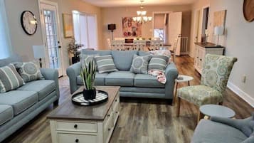 Casa, várias camas, varanda, vista para o jardim (Residence (1335 Whitt Ln)) | Área de estar