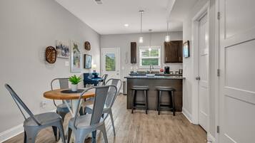 Rumah, 2 Tempat Tidur Queen, dapur, pemandangan kebun (Unit #602 (1625 Golf Club Ln)) | 2 kamar tidur dan didekorasi berbeda-beda