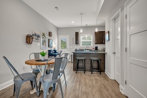 Maison, 2 grands lits, cuisine, vue sur le jardin (Unit #602 (1625 Golf Club Ln)) | 2 chambres, décor unique, ameublement unique, literie fournie