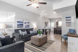 Maison, plusieurs lits, balcon, vue jardin (Unit #601 (1625 Golf Club Ln)) | Coin séjour