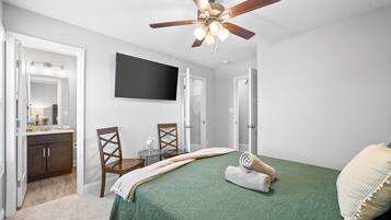 Casa, varias camas, balcón, vistas al jardín (Unit #606 1625 Golf Club Ln) | 2 dormitorios, decoración individual, mobiliario individual