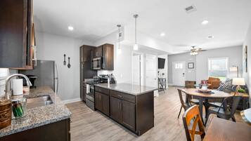 Casa, varias camas, balcón, vista al jardín (Unit #606 1625 Golf Club Ln) | Cocina privada