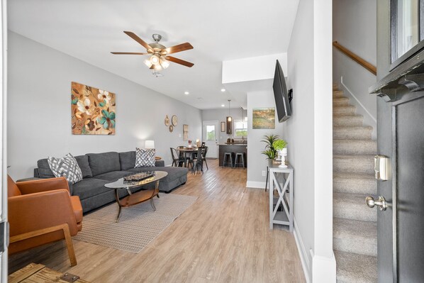 บ้านพัก, หลายเตียง, ระเบียง, วิวสวน (Unit #606 1625 Golf Club Ln) | บริเวณนั่งเล่น