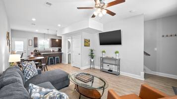 House, Multiple Beds, Balcony, Garden View (Unit #606 1625 Golf Club Ln) | Living area