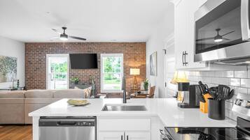 Apartemen, Beberapa Tempat Tidur, dapur, pemandangan kebun (The Spot 281 Liberty Pkwy) | Dapur pribadi