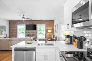 Apartment, Mehrere Betten, Küche, Gartenblick (The Spot 281 Liberty Pkwy) | Eigene Küche