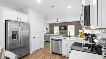 Lägenhet - flera sängar - kök - utsikt mot trädgården (The Spot 281 Liberty Pkwy) | Eget kök