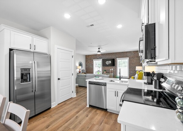 Lägenhet - flera sängar - kök - utsikt mot trädgården (The Spot 281 Liberty Pkwy) | Eget kök