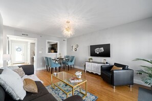 Apartment, 2 Queen Beds, Balcony, Garden View (Loft #203 540 N 2nd St) | Living area