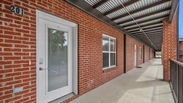 Condo, Plusieurs lits, balcon, vue sur le jardin (Loft #211 (540 N 2nd St)) | Vue de la chambre