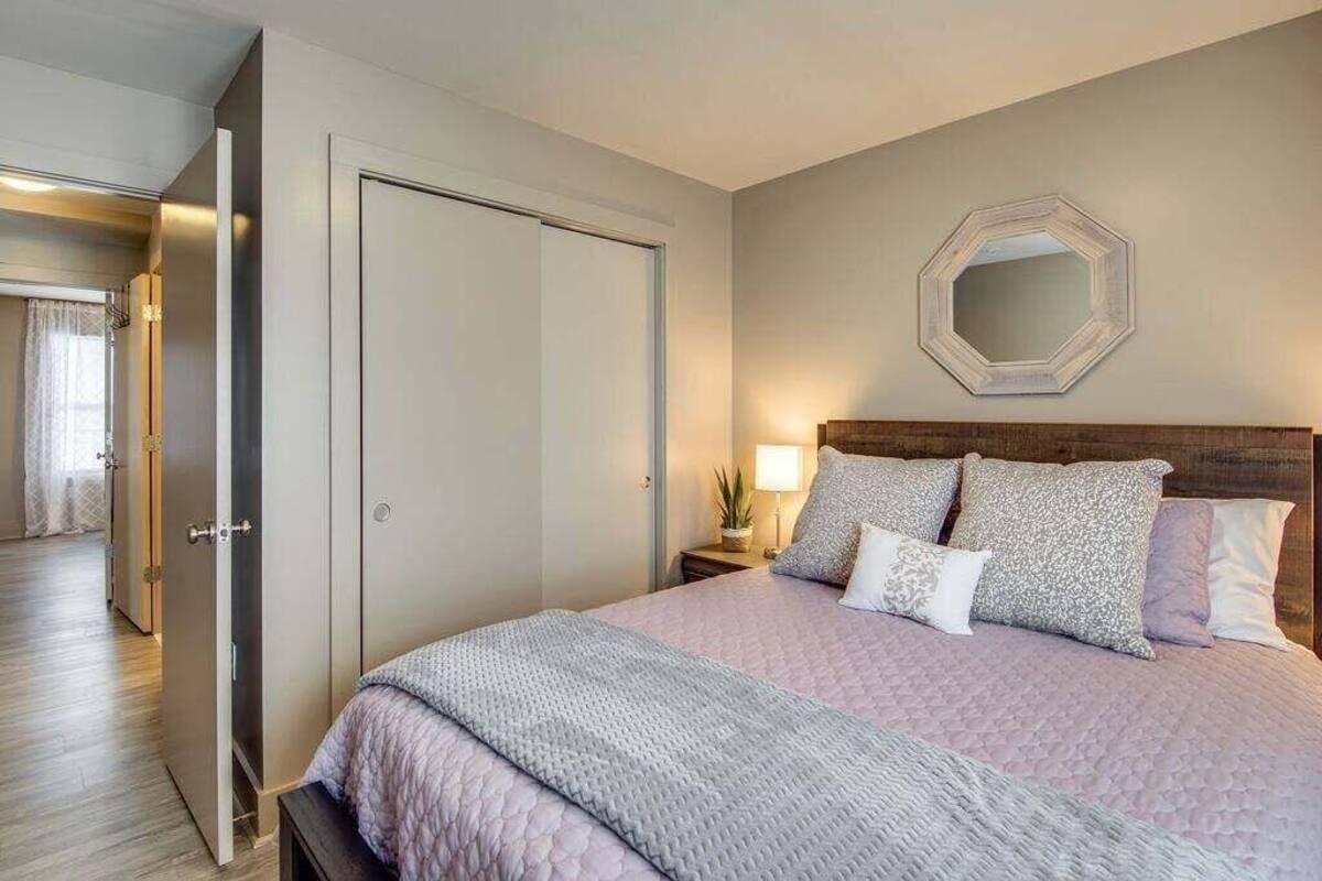 2 bedrooms, individually decorated, individually furnished, bed sheets