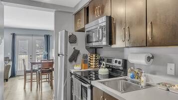 Condo, 1 cama Queen size y sofá cama, cocina, vista al jardín (Loft #208 (540 N 2nd St)) | Cocina privada