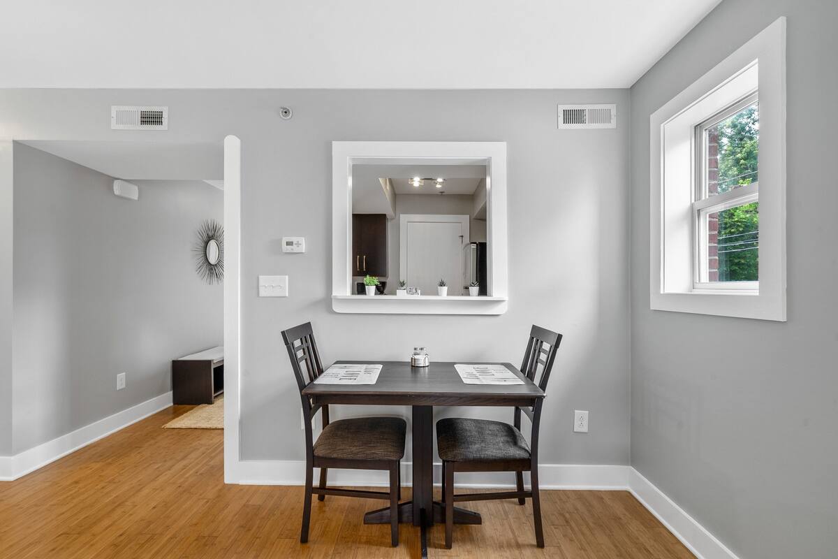 Appart'hôtel, 2 grands lits, balcon, vue jardin (540 N 2nd St) | 2 chambres, décoration personnalisée, ameublement personnalisé