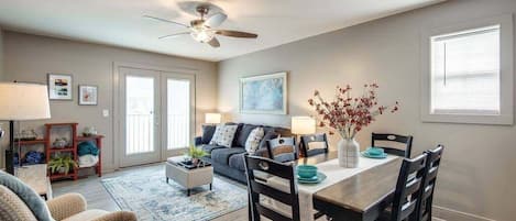 Condo, varias camas, balcón, vista al jardín (Loft #211 (540 N 2nd St)) | Área de sala de estar