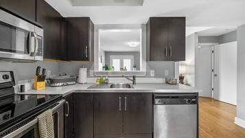 Condo, 2 camas Queen, sacada, vista para o jardim (540 N 2nd St) | Cozinha privada