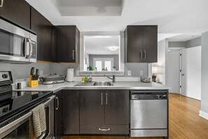 Condo, 2 camas Queen, sacada, vista para o jardim (540 N 2nd St) | Cozinha privada