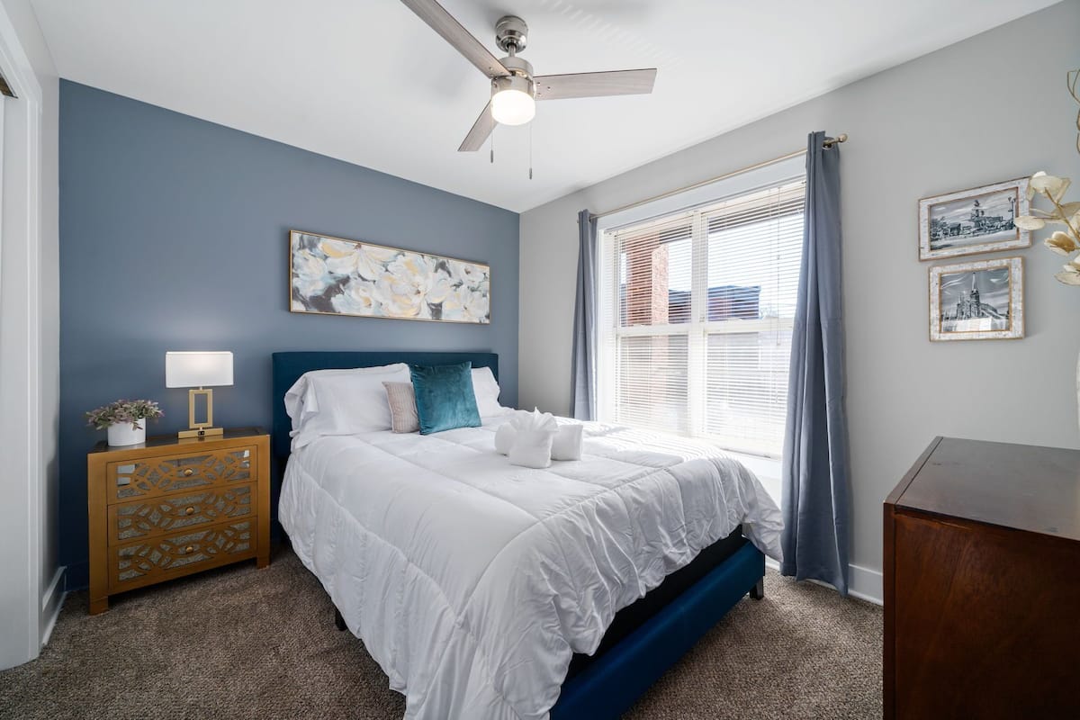 Apartment, 2 Queen Beds, Balcony, Garden View (Loft #203 540 N 2nd St) | 2 bedrooms, individually decorated, individually furnished, bed sheets