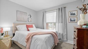 Lägenhet - 2 queensize-sängar - balkong - utsikt mot trädgården (Loft #202 540 N 2nd St) | 2 sovrum, individuell inredning, unika möbler och sängkläder