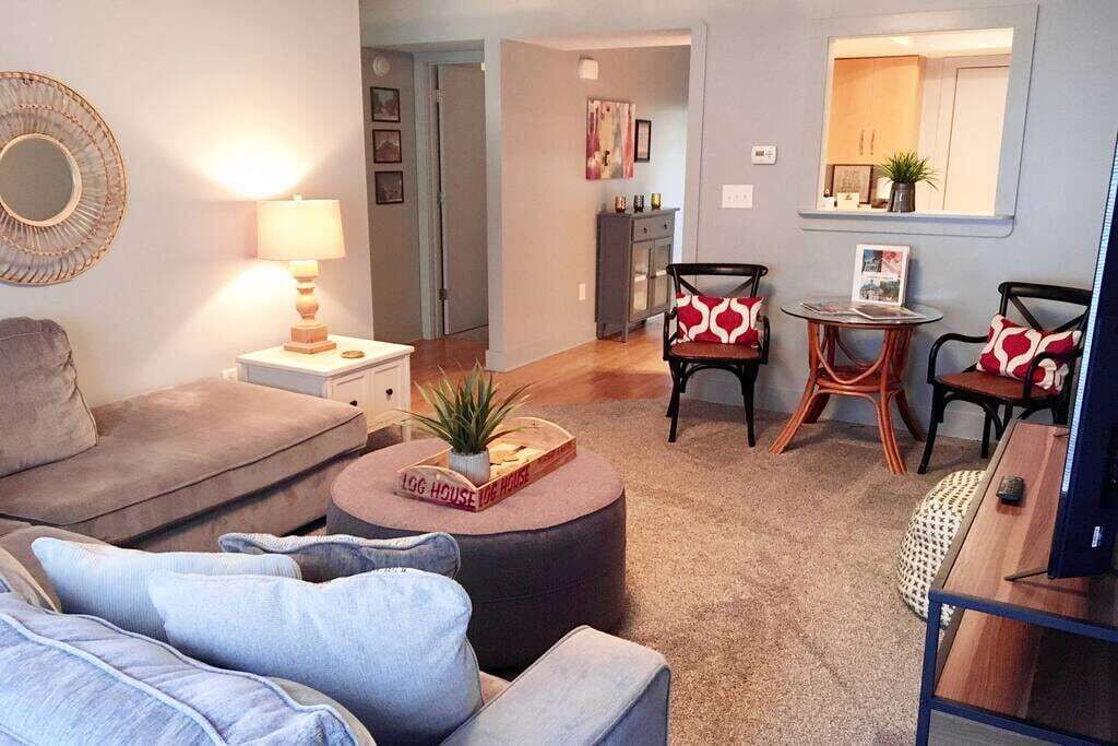 Condo, varias camas, balcón, vista al jardín (Loft #304 (540 N 2nd St)) | Área de sala de estar