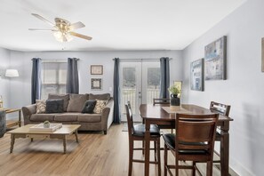 Huoneisto, 1 keskisuuri parisänky ja vuodesohva, keittiö (Loft #208 (540 N 2nd St)) | Ruokailu