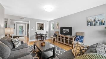 Condo, 2 camas Queen, sacada, vista para o jardim (540 N 2nd St) | Área de estar