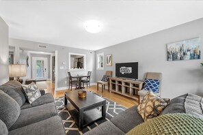 Condo, 2 camas Queen, sacada, vista para o jardim (540 N 2nd St) | Área de estar