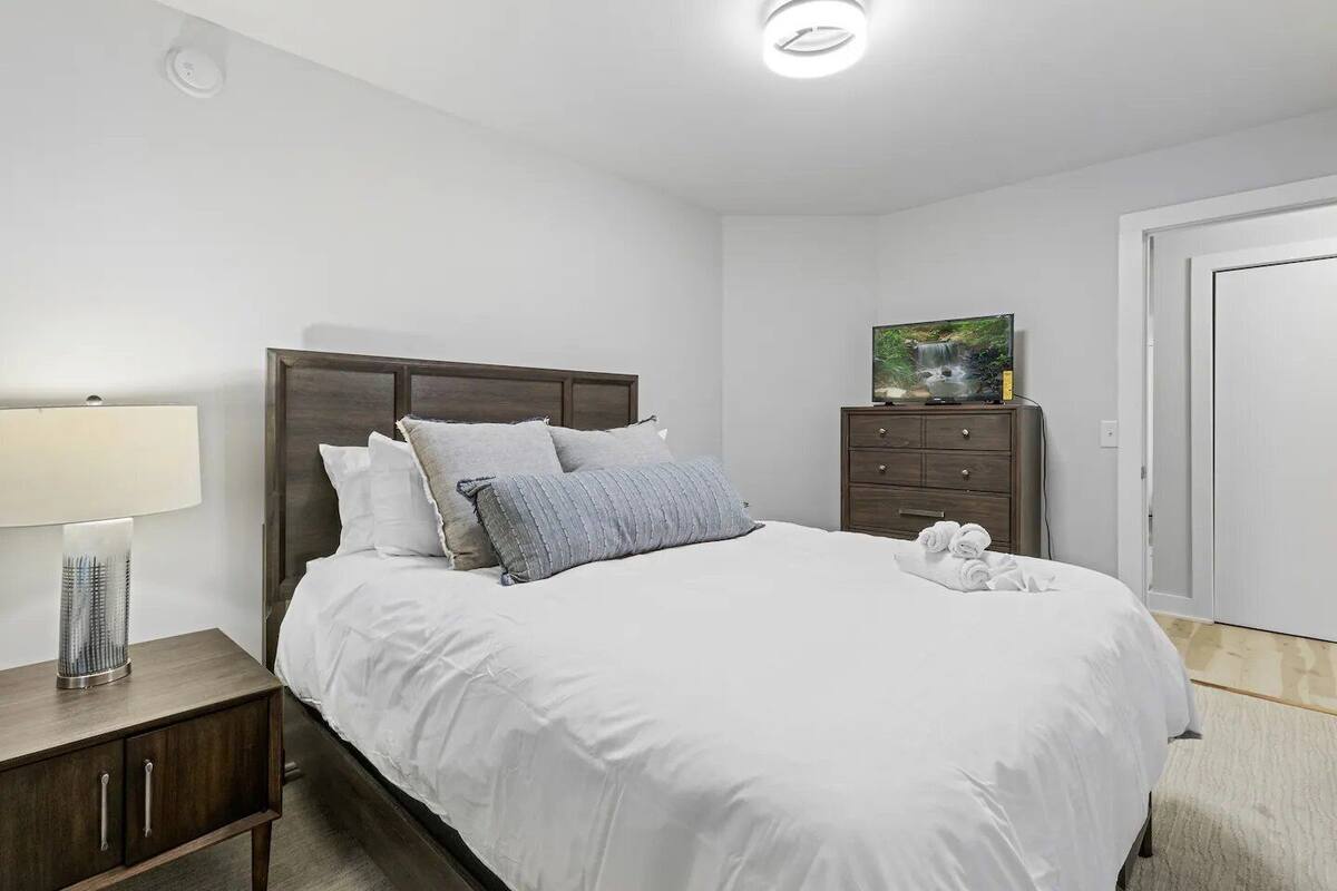 2 bedrooms, individually decorated, individually furnished, bed sheets