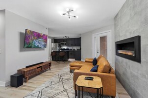 Apartamento, varias camas, balcón, vistas al jardín (540 N 2nd St (207)) | Zona de estar