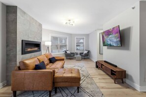 Apartment, Mehrere Betten, Balkon, Gartenblick (540 N 2nd St (207)) | Wohnbereich